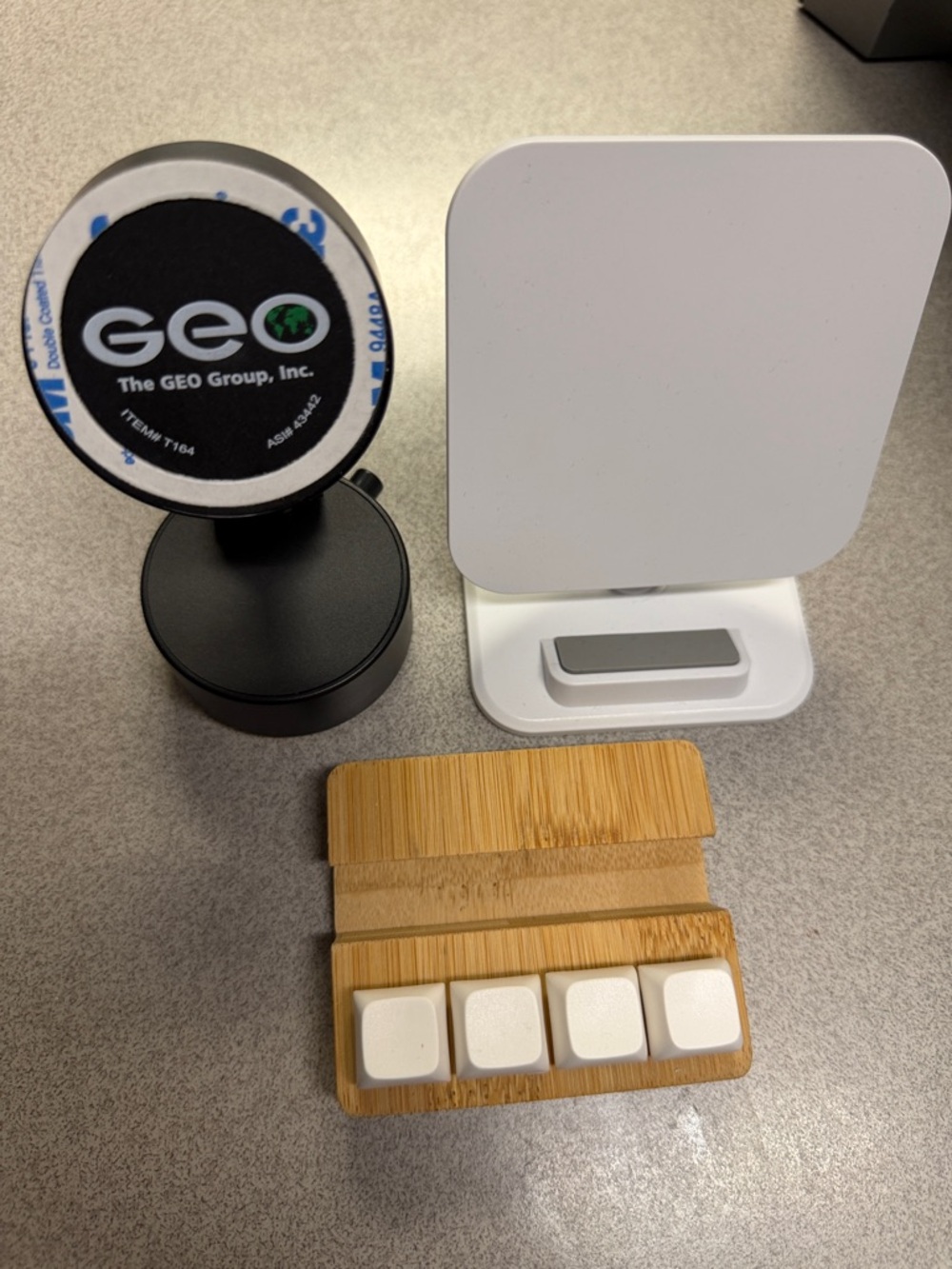 GEO Branded Car Phone Mount & White Wireless Charger Set